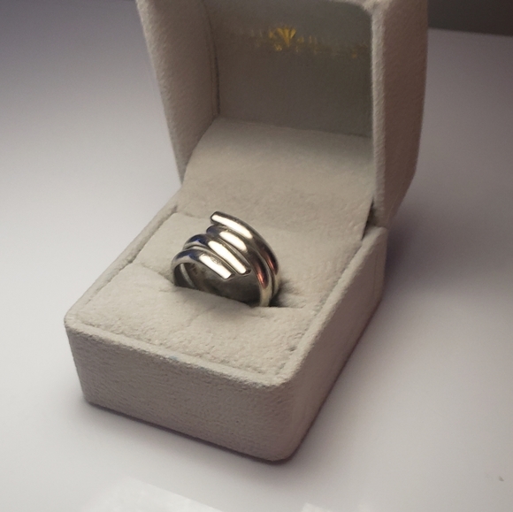 Ring - Picture 2 of 6